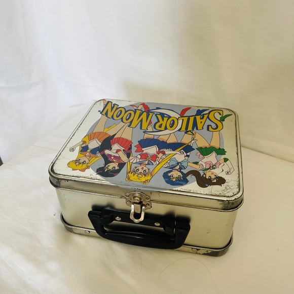SAILOR MOON Tin Lunch 🗃️ Box. 💗. Will consider ALL offers. - Picture 7 of 10